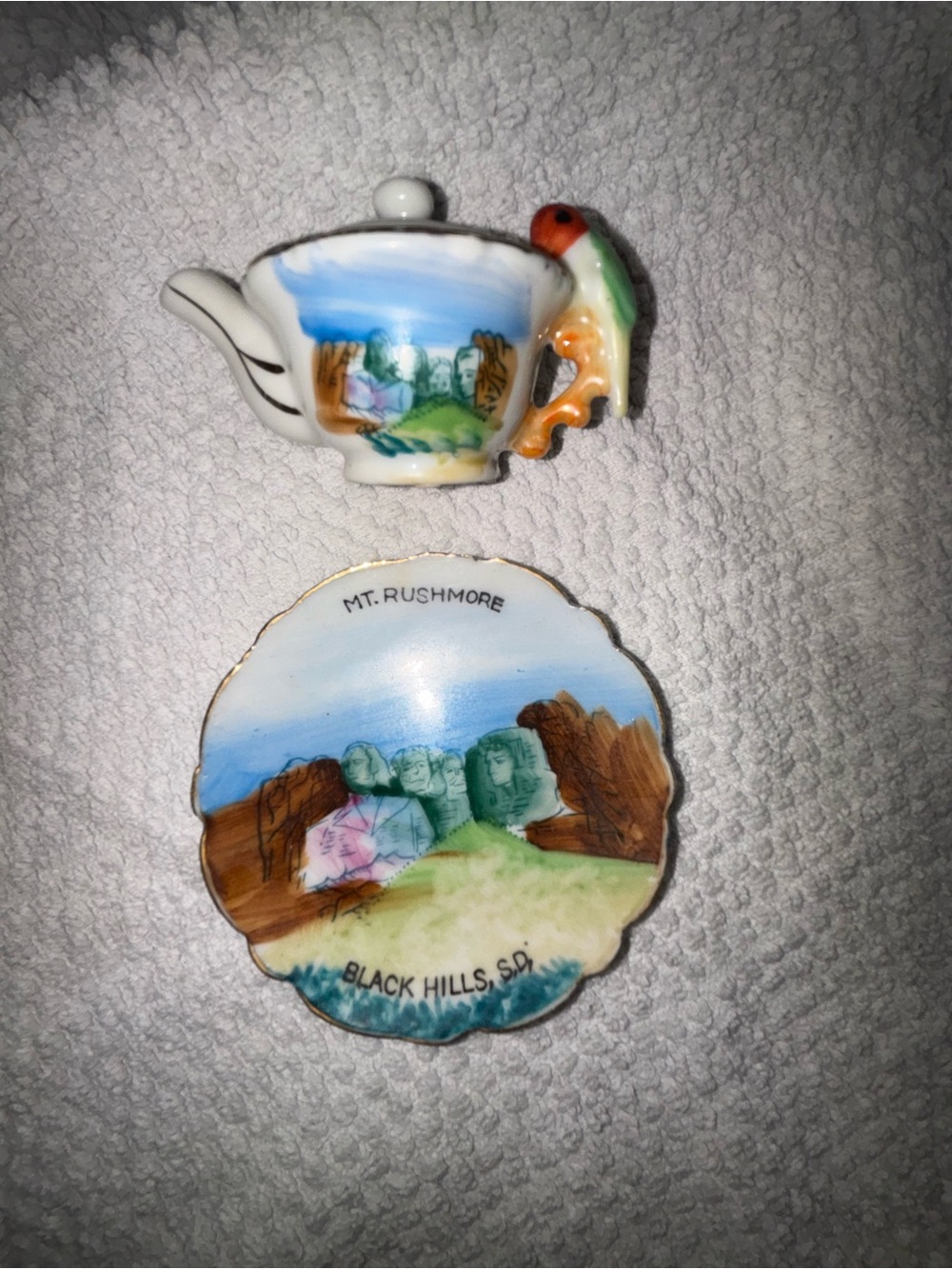Hand-Painted Mt. Rushmore Mini Teapot & Souvenir Plate - red Japan marking